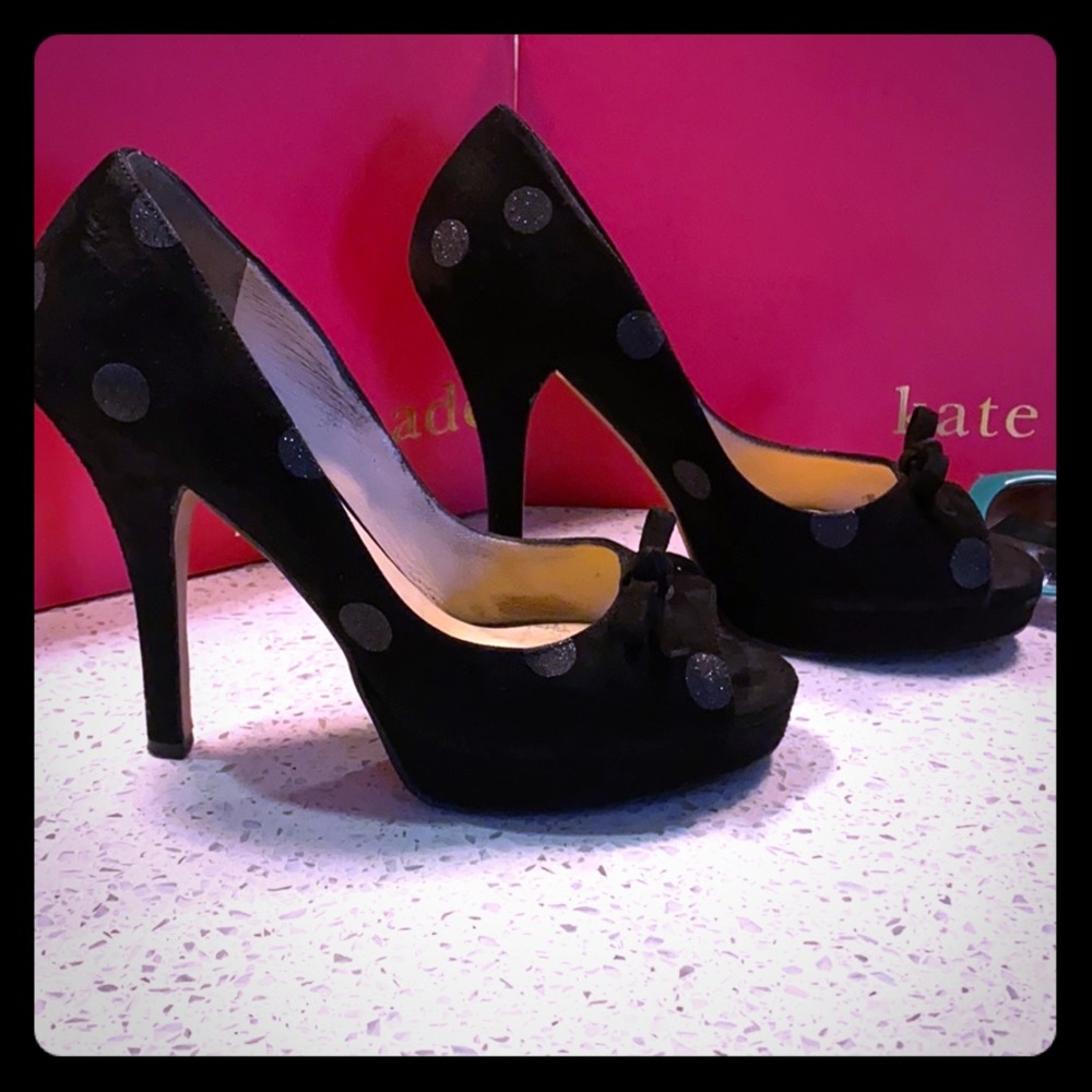 Peep toe spectator platforms